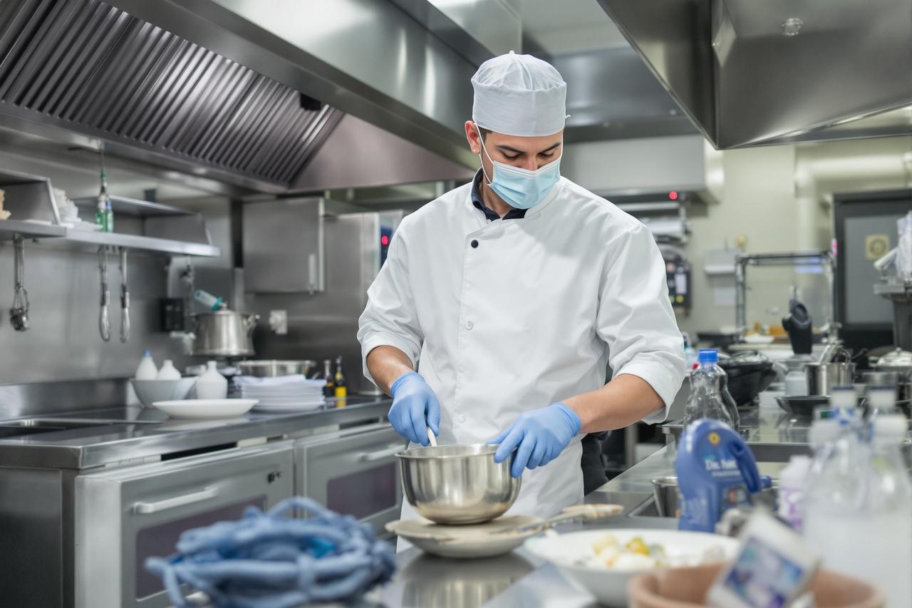 某知名餐饮品牌被曝后厨卫生问题，官方紧急回应